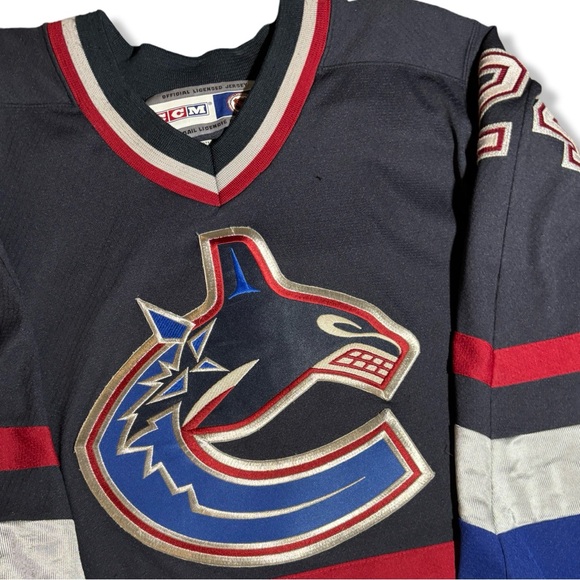 Vintage CCM Vancouver Canucks Hockey Jersey - Picture 3 of 5